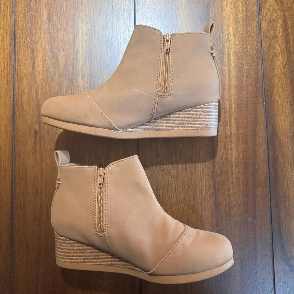 Toms Kelsy Wedge Booties Youth Girls Size 2.5‎ Toffee Synthetic Nubuck